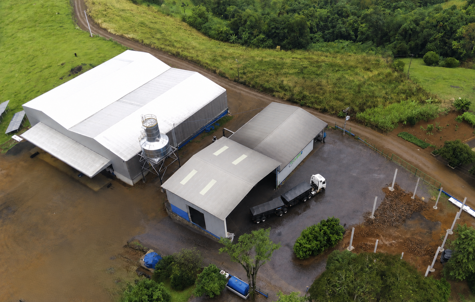 Vista aerea da planta indústrial TRATAE em Guaraciaba/SC — 4 galpoes, silos e area de carregamento